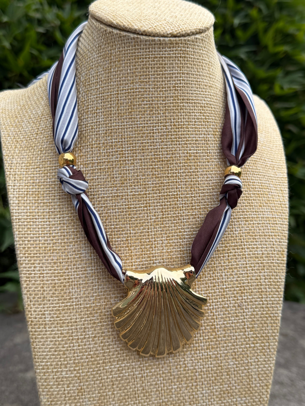 Gold Shell Vintage Pendant Necklace