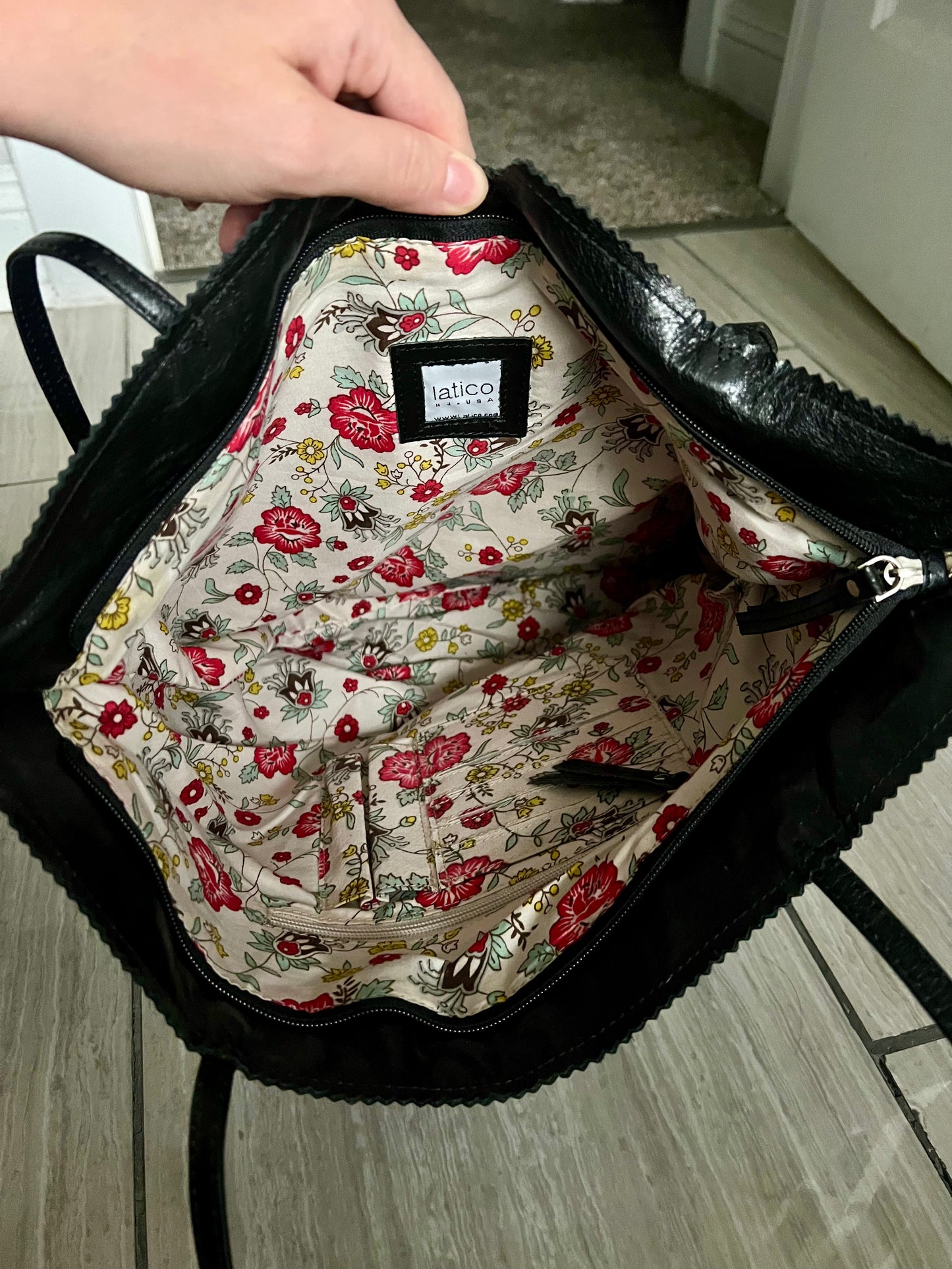 BLACK BROOCH TOTE BAG