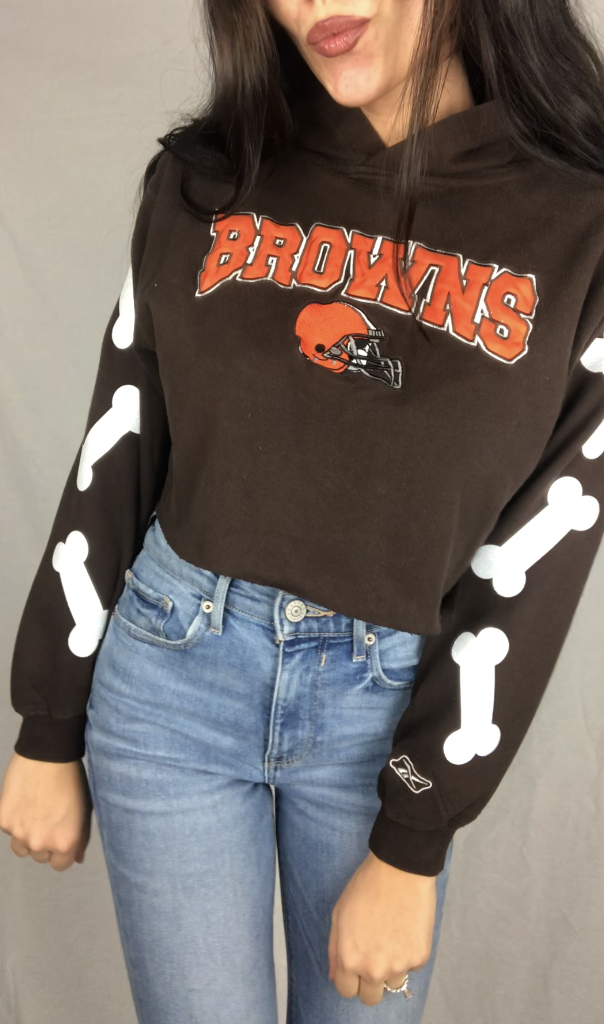 BONE SLEEVES CROPPED HOODIE
