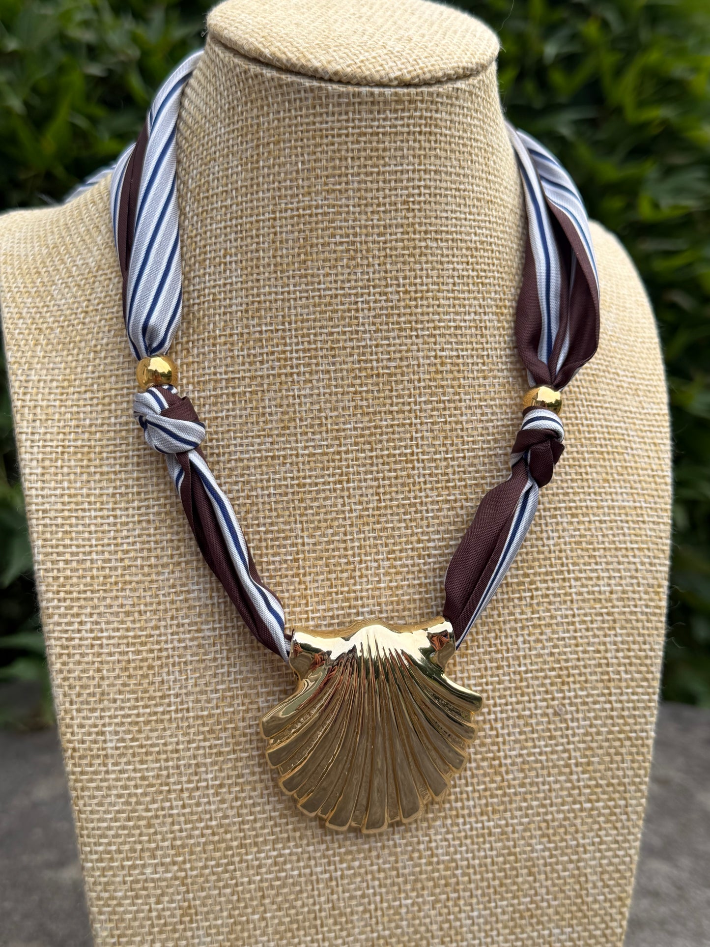 Gold Shell Vintage Pendant Necklace