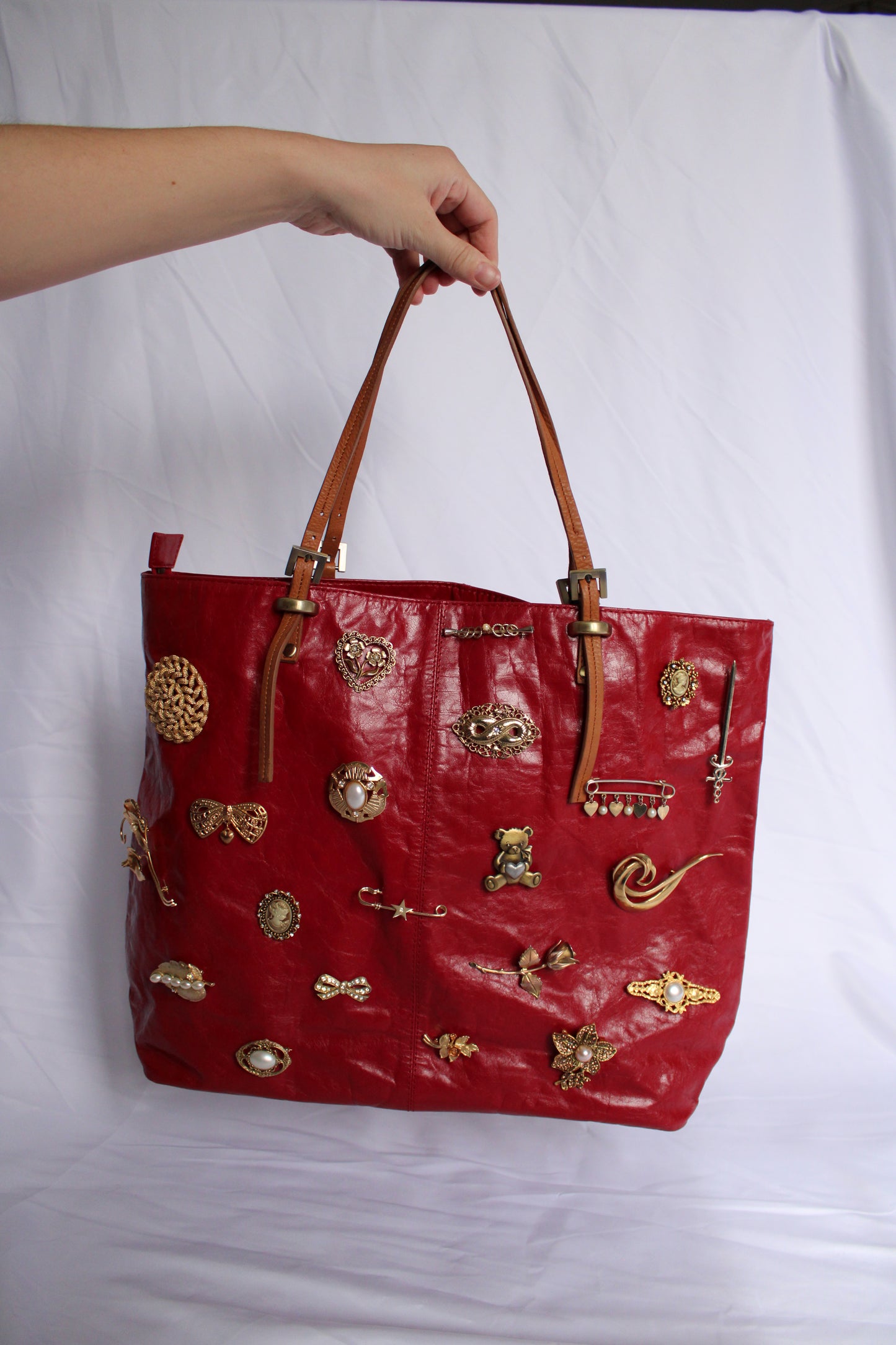 BURGUNDY BROOCH TOTE