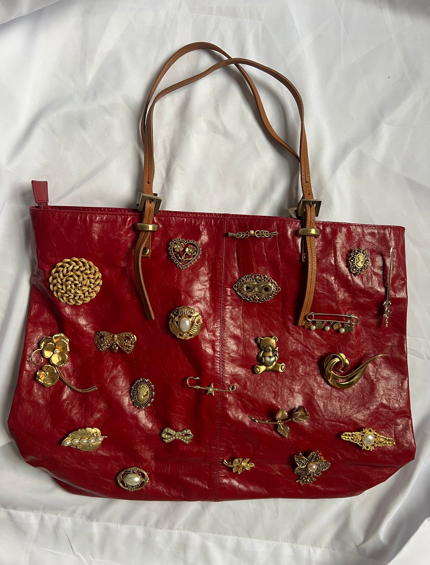 BURGUNDY BROOCH TOTE