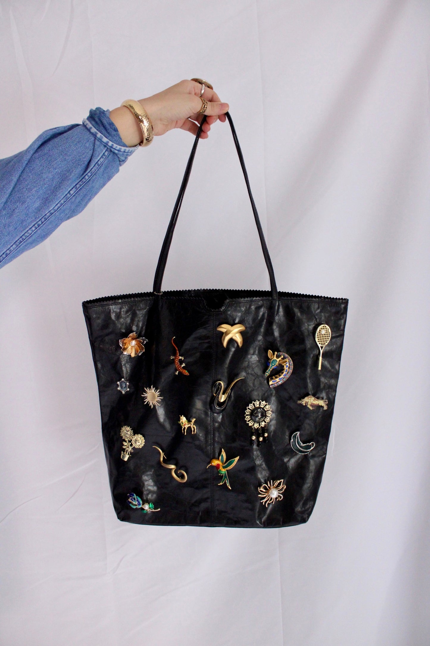 BLACK BROOCH TOTE BAG